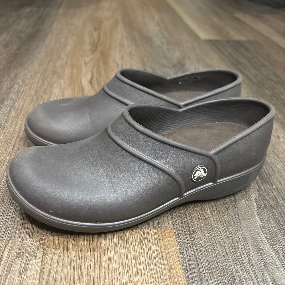Crocs Lock Clogs Womens Size 7 Brown‎ Slip Resistant Non Marking Slip On Comfort